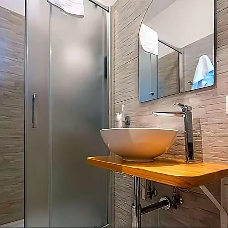 Velus Hotel 3*